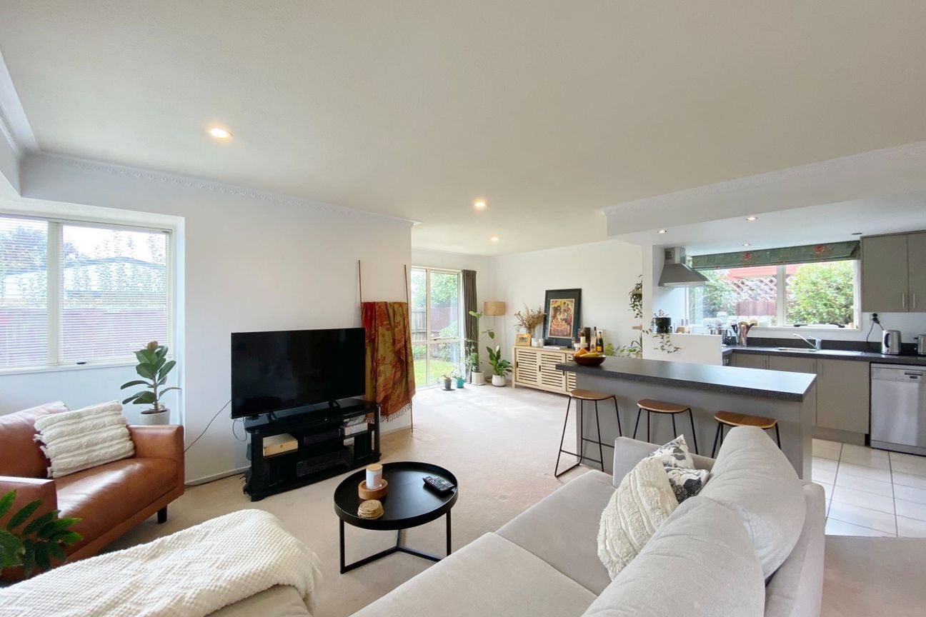BISHOPDALE - 3 BEDROOMS, 2 BATHROOMS, HEATPUMP, DOUBLE GARAGE - Flere