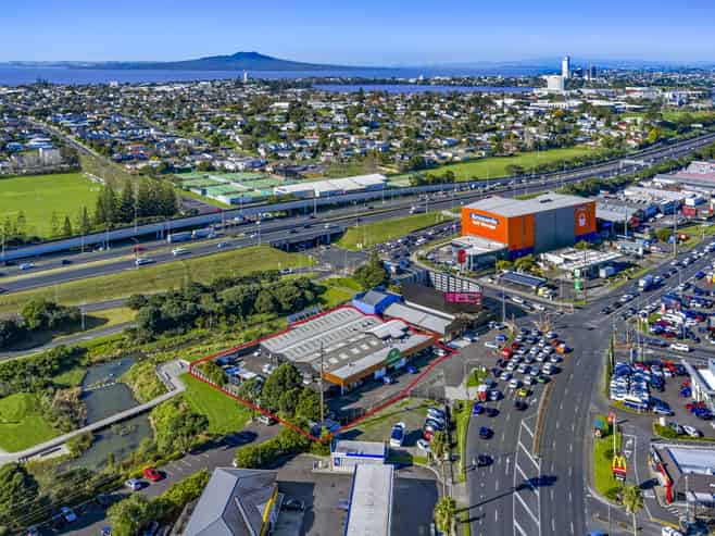 Wairau Road – bank on the location