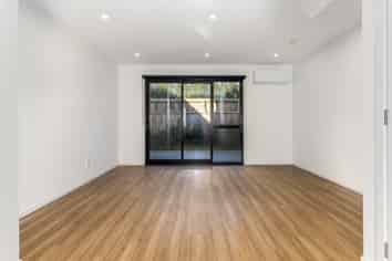 D&E/624A Queen Street, Levin