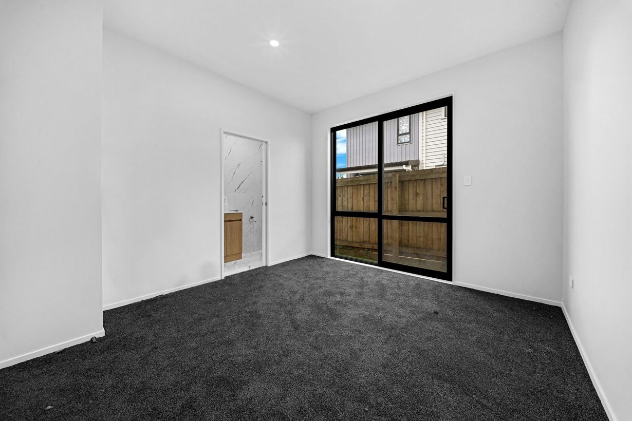 Brand New 5 Bedroom + Office Townhouse - Altro