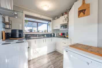 6 Dampier Street, Oceanview