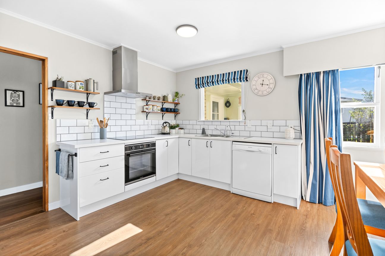 Solid Brick Family Home with Harbour Glimpses - Mehr