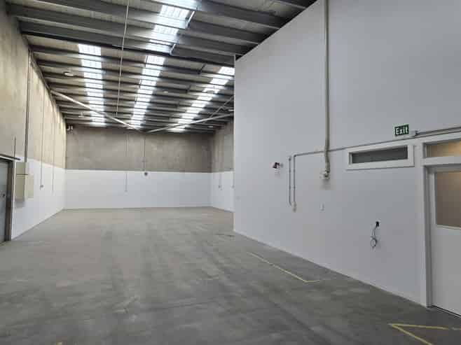 High-stud warehouse, two-level office - all in one