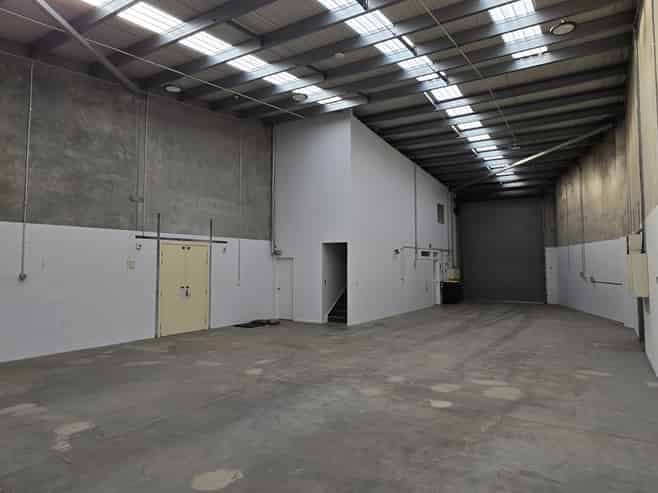 High-stud warehouse, two-level office - all in one
