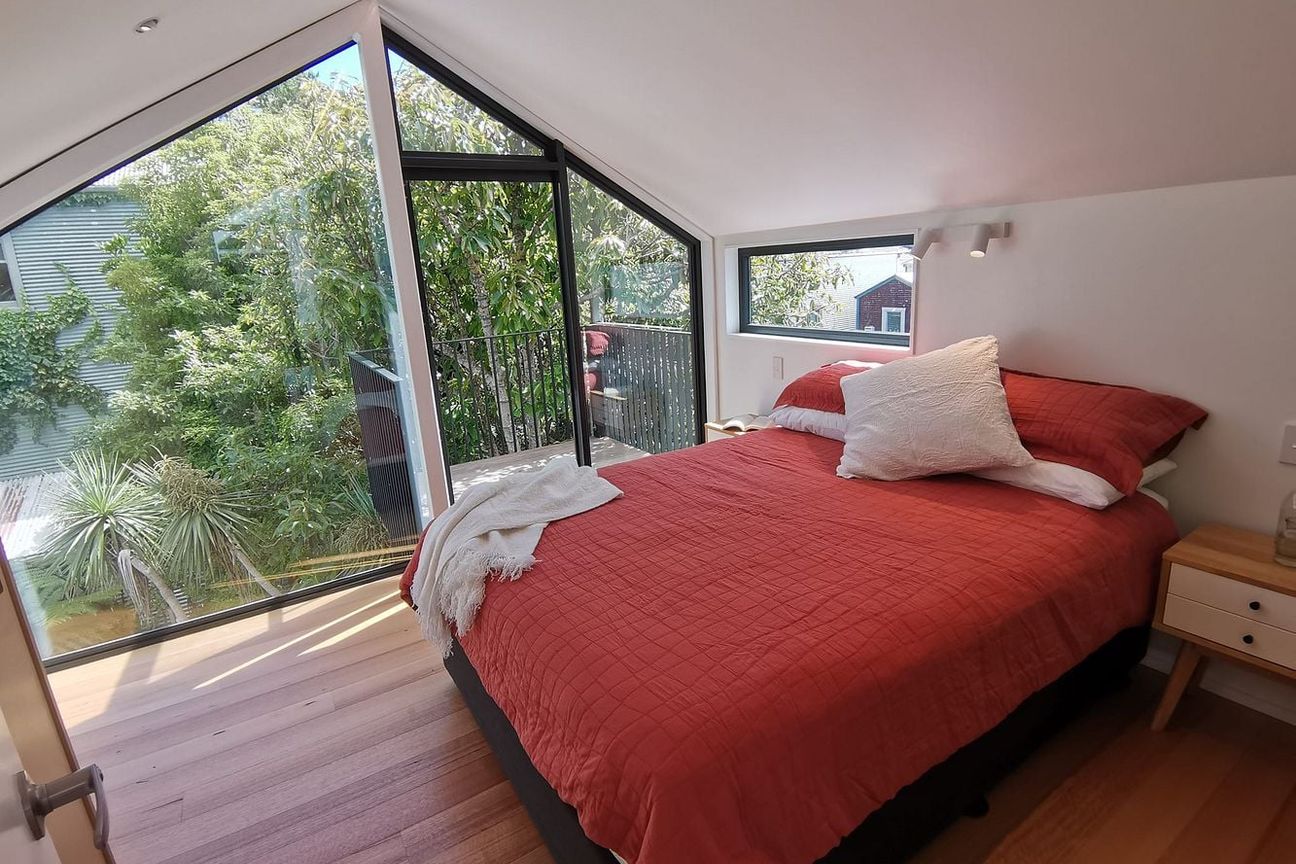 Stylish 4-Bedroom city fringe house - Aanzicht 4