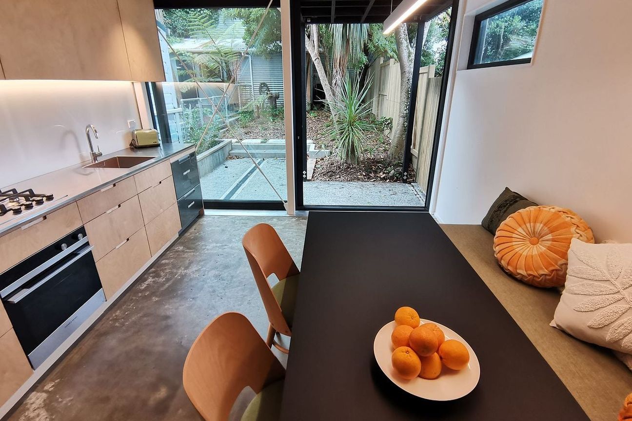 Stylish, Warm, Dry 4-Bedroom Home in Aro Valley - Widok 3