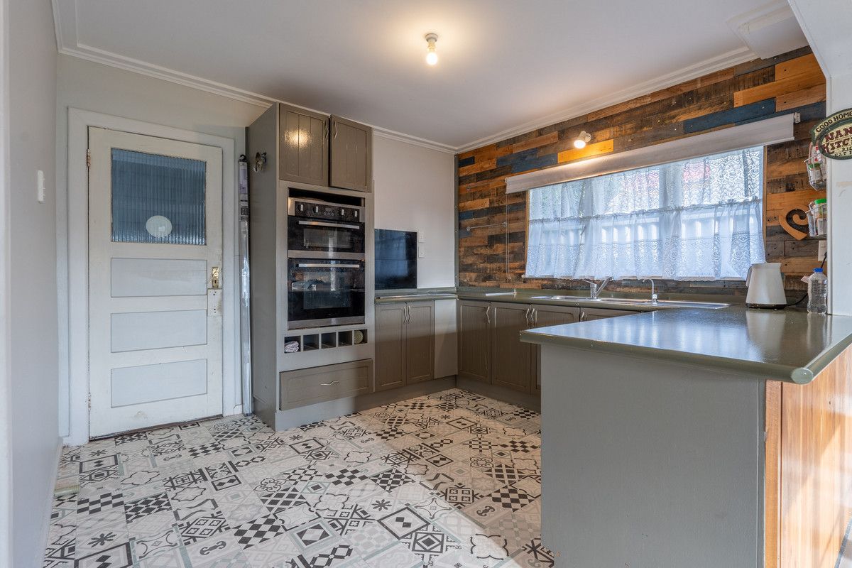 Solid Home with Space, Potential & Prime Location - Ansicht 3