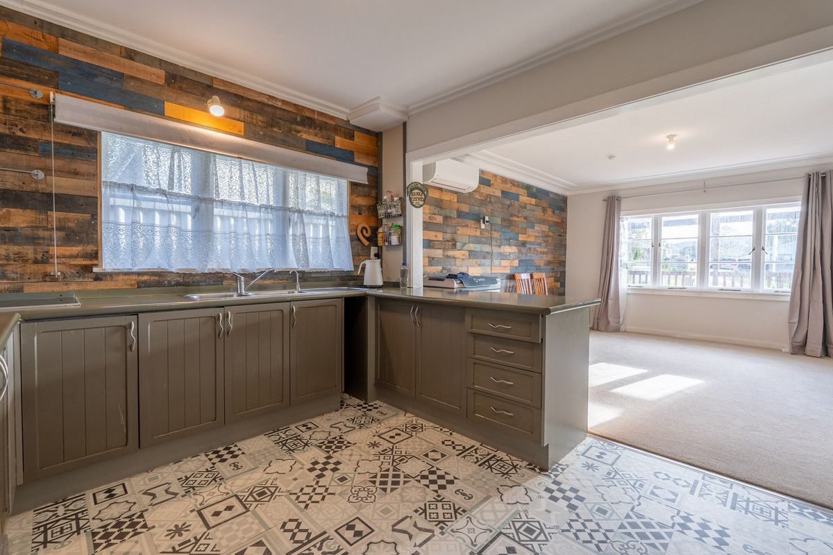 Solid Home with Space, Potential & Prime Location - Ansicht 5