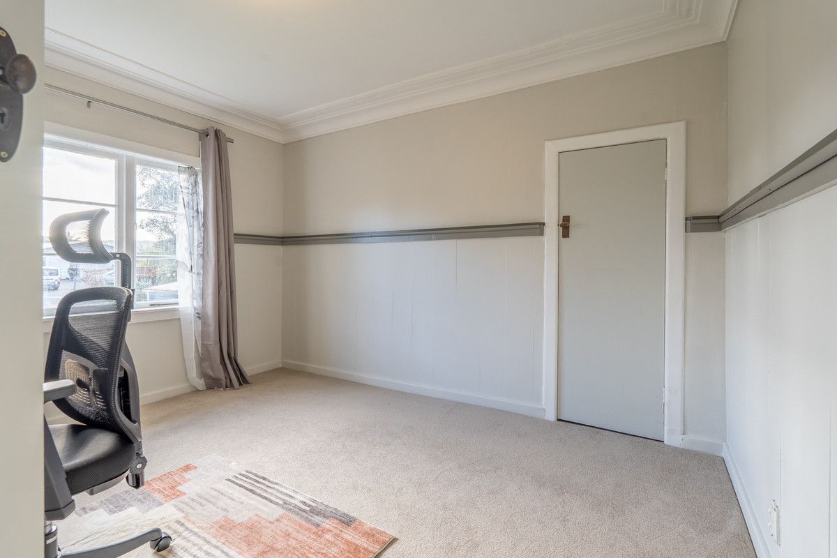 Solid Home with Space, Potential & Prime Location - Mehr