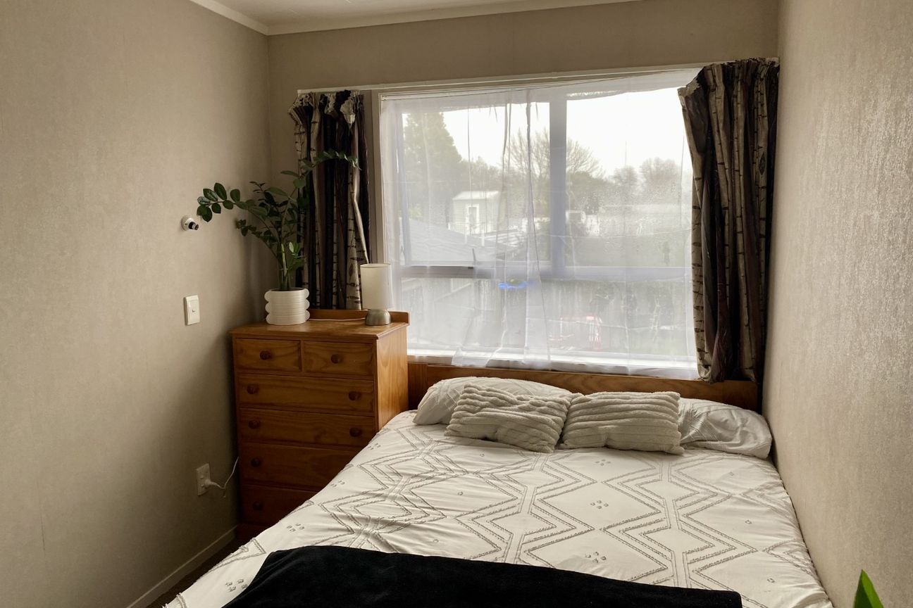 Bright & Spacious Two-Bedroom Upstairs Unit Close to the University - Mehr