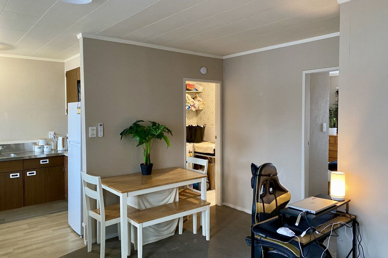 Bright & Spacious Two-Bedroom Upstairs Unit Close to the University - Ansicht 3