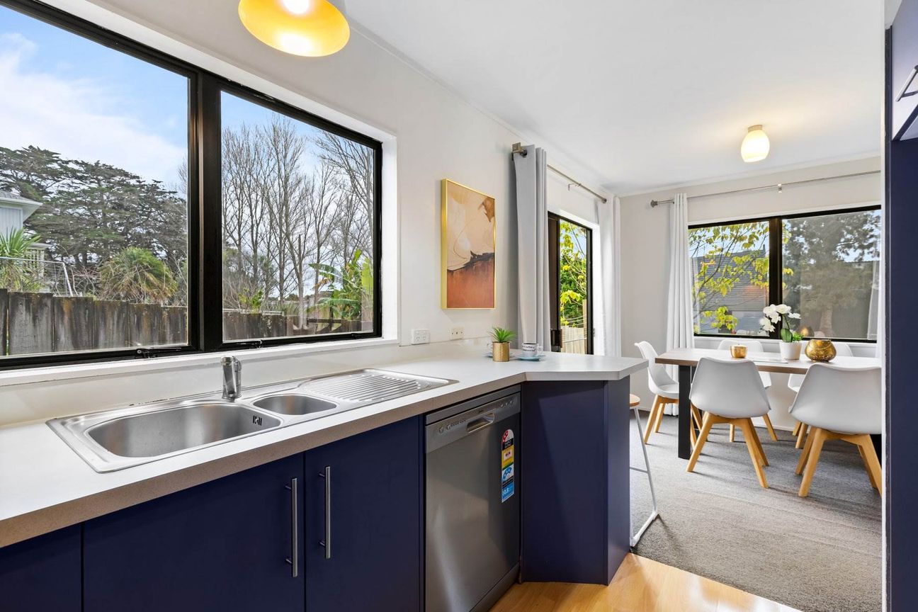 WESTLAKE ZONED & NOW FREEHOLD! - Mehr