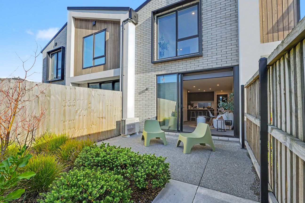 Modern Freehold Townhouse in a Prime City Location - Vista 5
