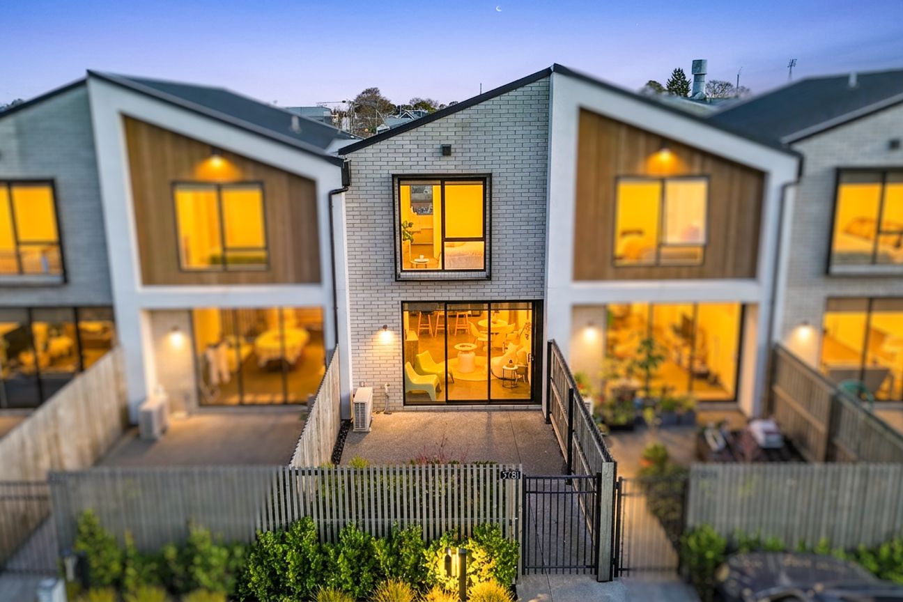 Modern Freehold Townhouse in a Prime City Location - Vista 2