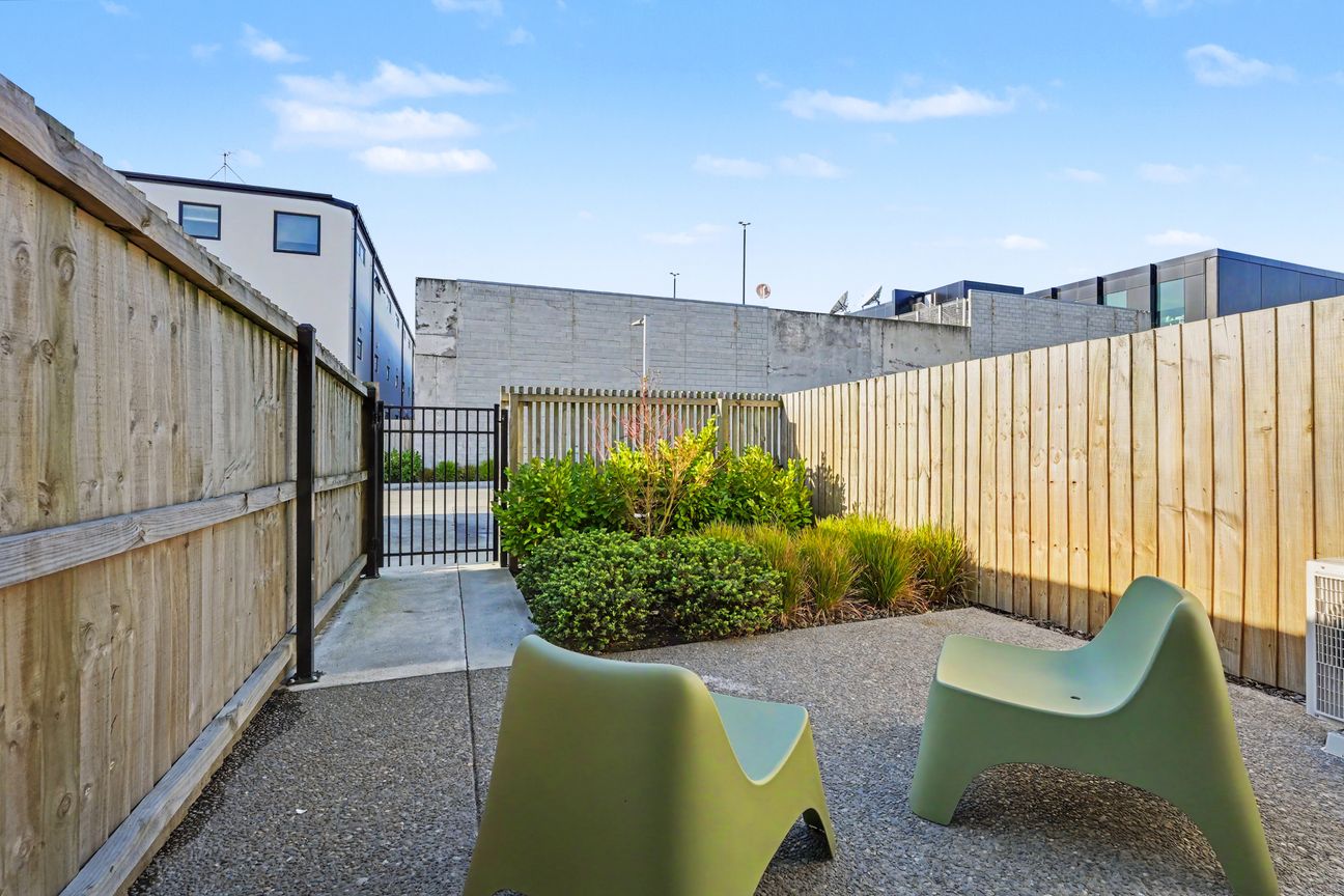 Modern Freehold Townhouse in a Prime City Location - Vista 4