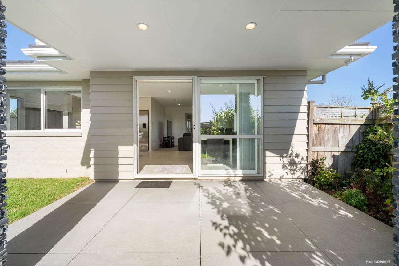Triple Garage, Reserve Views, Prime Location - Ansicht 3