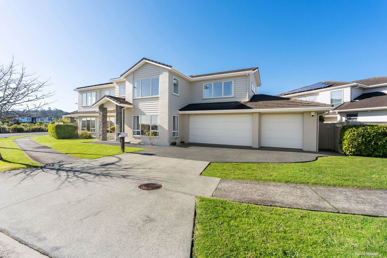 Triple Garage, Reserve Views, Prime Location, Flat Bush