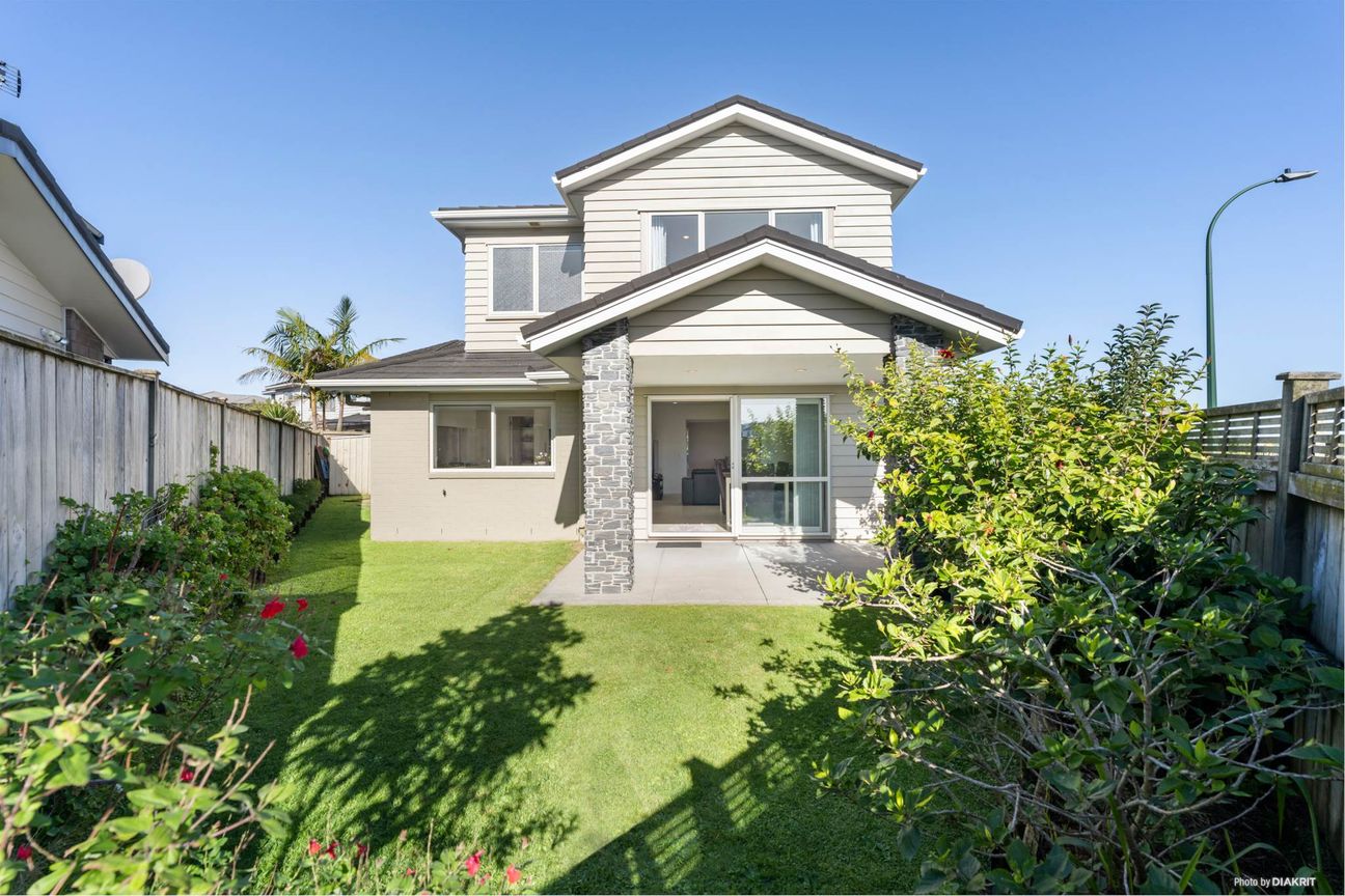 Triple Garage, Reserve Views, Prime Location - Ansicht 2