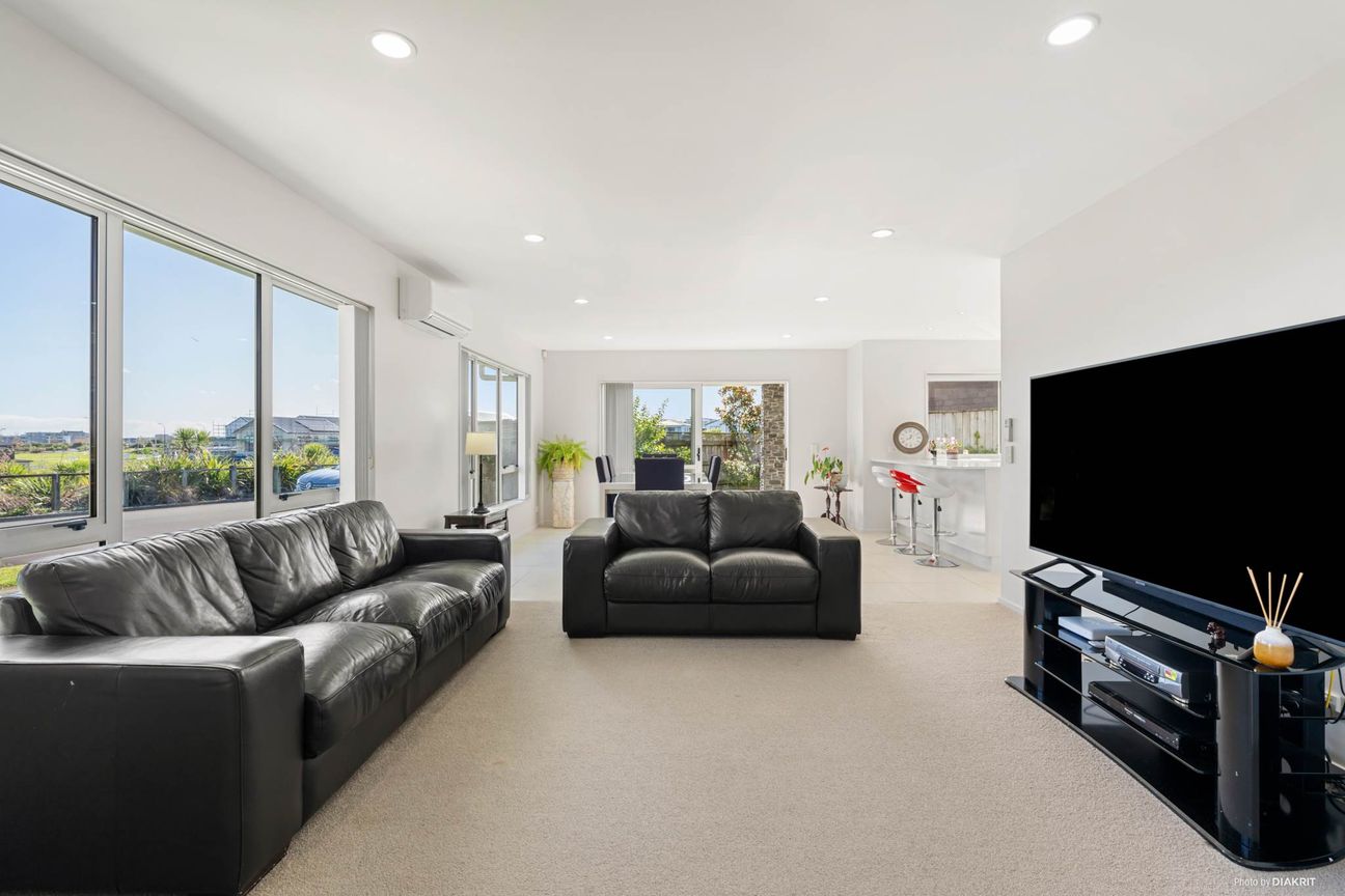 Triple Garage, Reserve Views, Prime Location - Ansicht 4