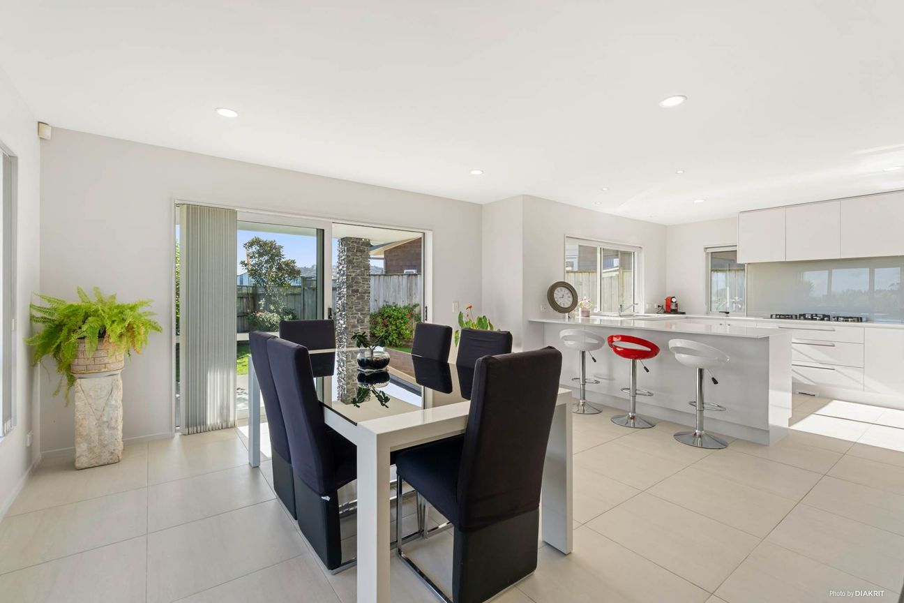 Triple Garage, Reserve Views, Prime Location - Ansicht 5