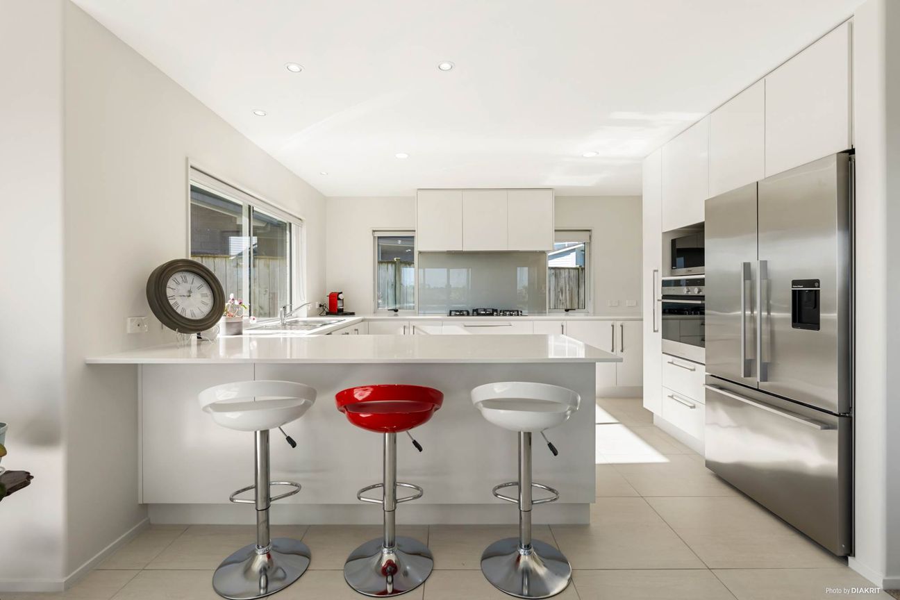 Triple Garage, Reserve Views, Prime Location - Ansicht 6