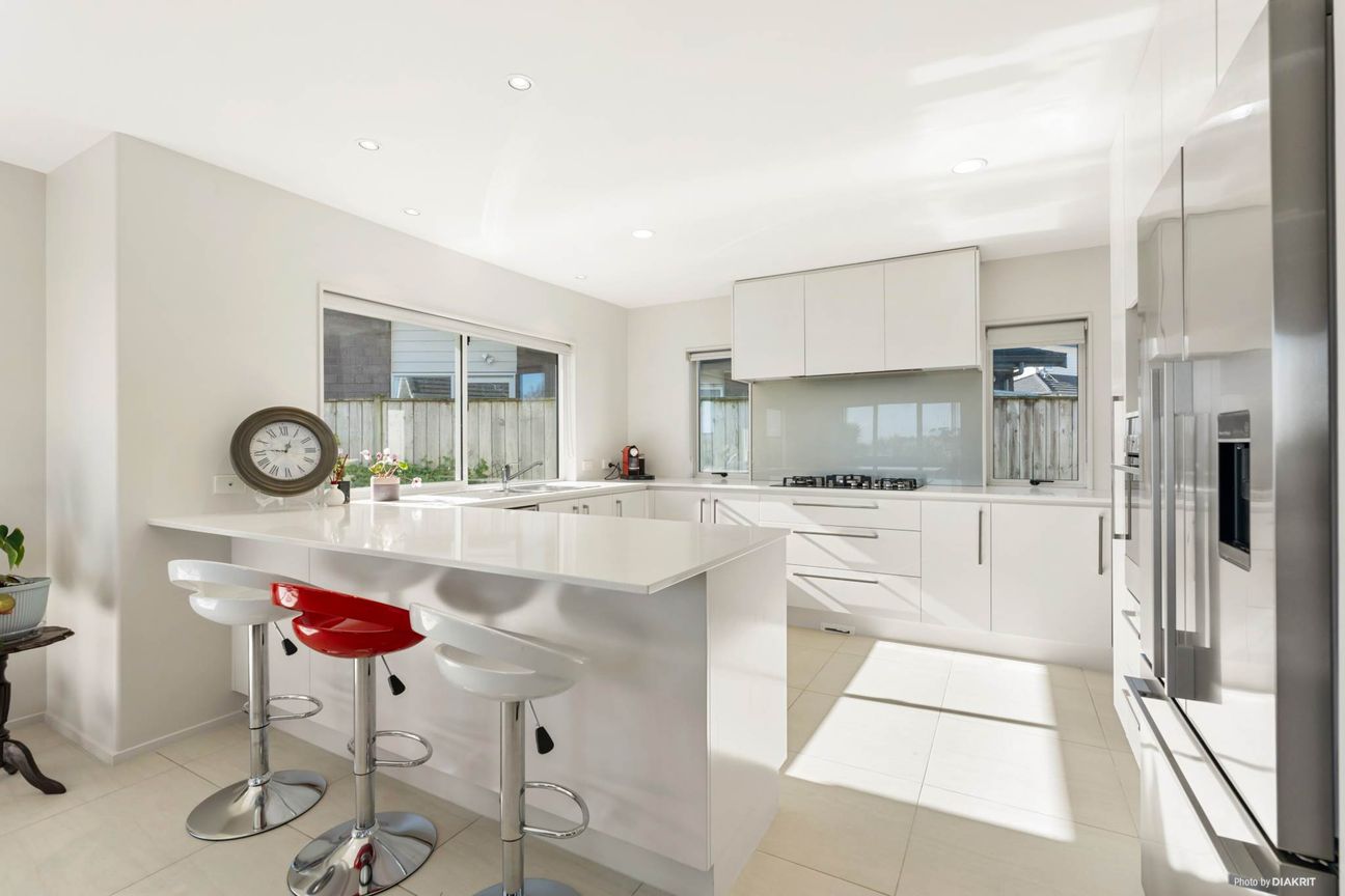 Triple Garage, Reserve Views, Prime Location - Mehr