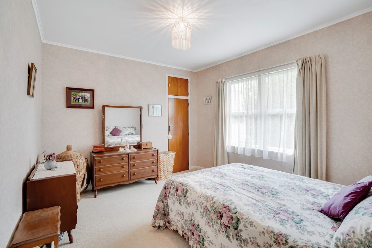 Warm, Welcoming, and Cherished Family Home - Aanzicht 6