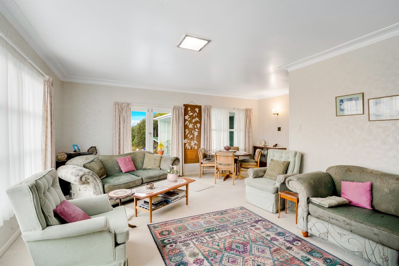 Warm, Welcoming, and Cherished Family Home - Aanzicht 3