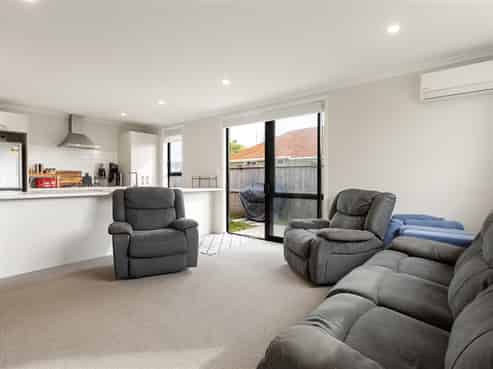 2/1 Paul Crescent, Fairfield