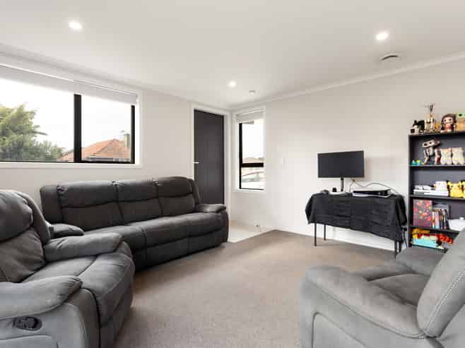 2/1 Paul Crescent, Fairfield