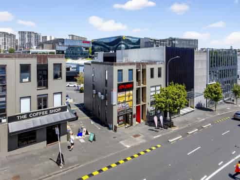 SPLIT-RISK CBD INVESTMENT WITH FUTURE FLEXIBILITY