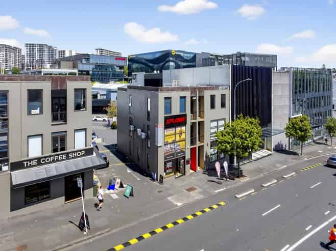 SPLIT-RISK CBD INVESTMENT WITH FUTURE FLEXIBILITY