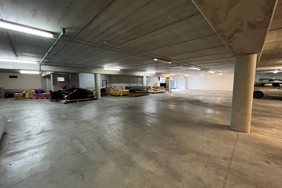 Prominent Road Front Facility - Vista 5