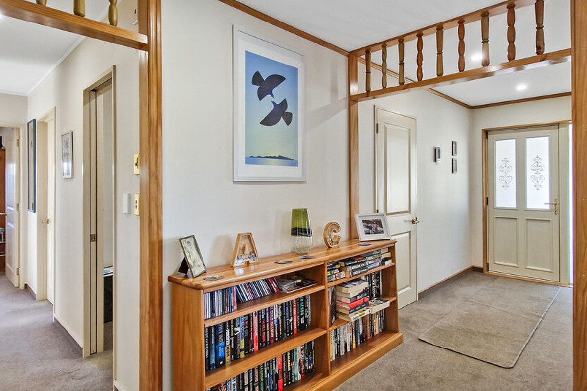 Modern, Brick Home Close to Town – pohled 2