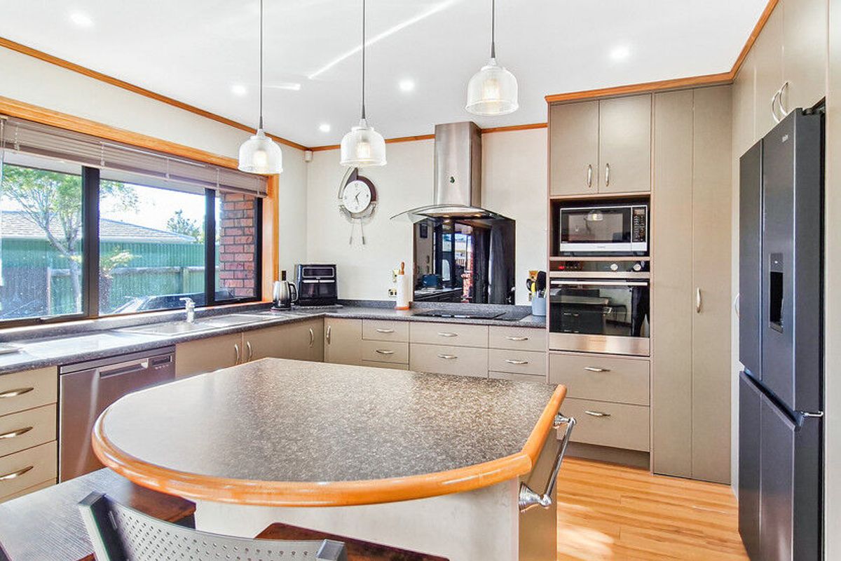 Modern, Brick Home Close to Town – pohled 5