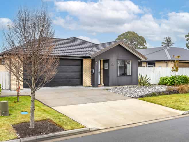 32 Minerva Crescent, Ravenswood