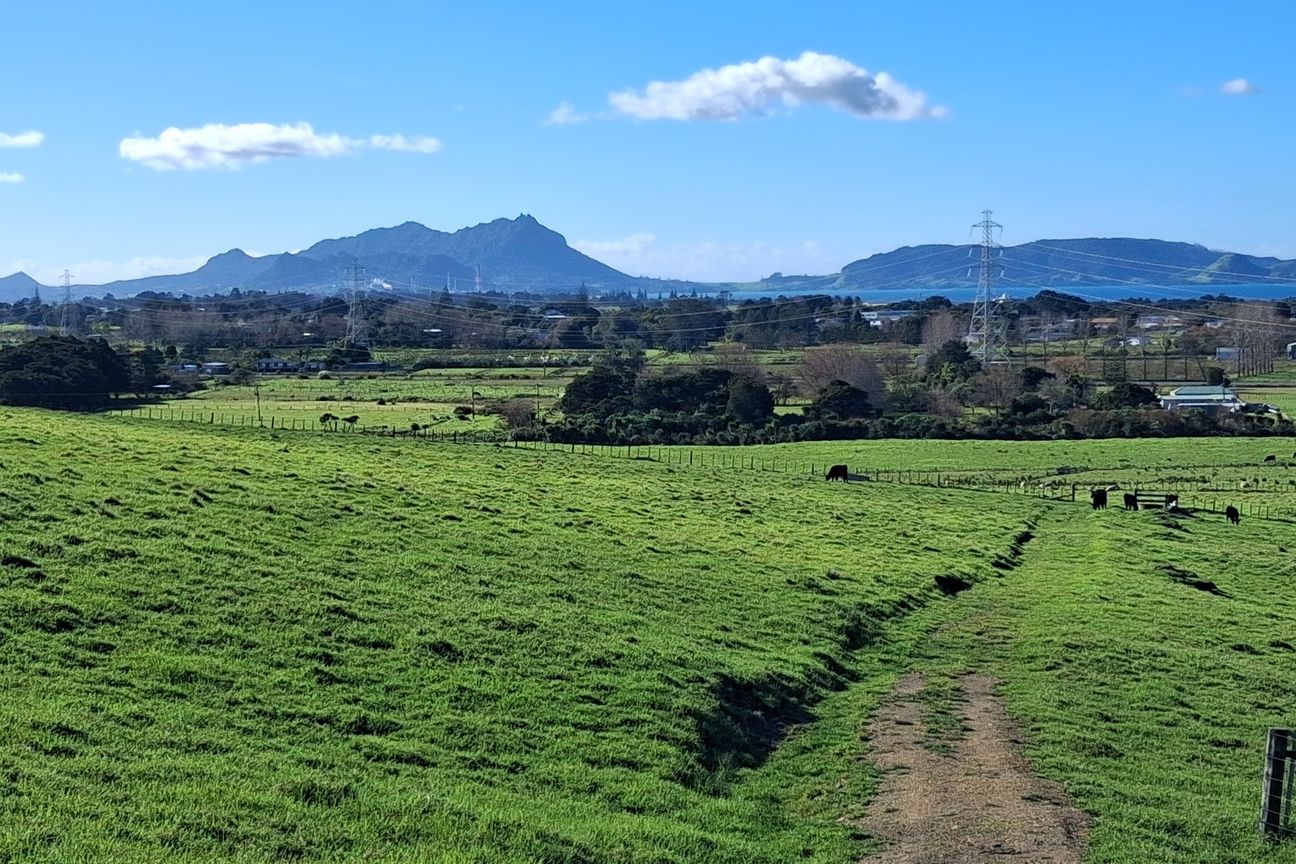 LIFESTYLE OPPORTUNITY WITH VIEWS - Mehr