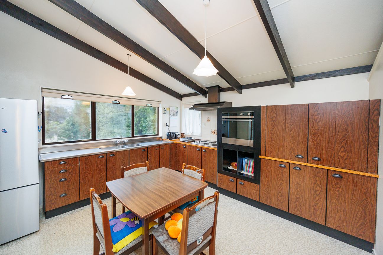 Brick Family Home, 220m² of Exciting Potential! - Altro