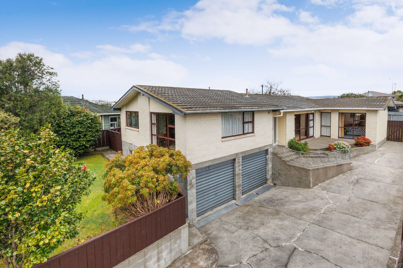 Brick Family Home, 220m² of Exciting Potential! - Vista 3