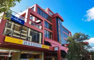 SPACIOUS FULL FLOOR IN TAKAPUNA
