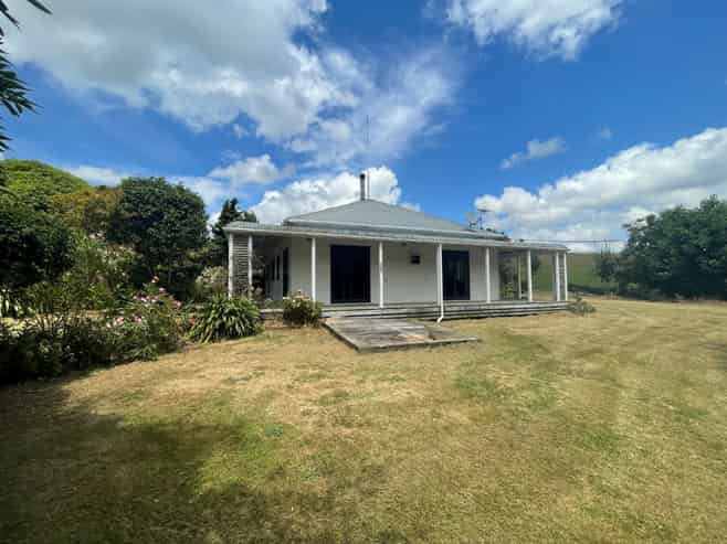 1900 Tarata Road, Inglewood