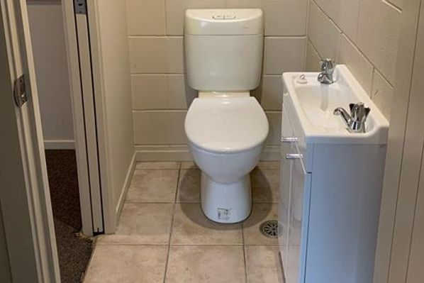Six Bedroom, Two Bathroom Home – další