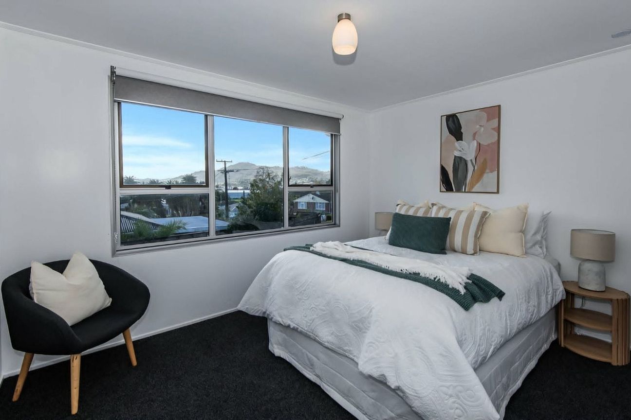Sunny 3-Bedroom Family Home w~ Views & Large Deck - Bild 5