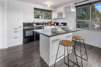 10 Raewyn Street, Morningside