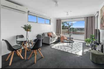 10 Raewyn Street, Morningside