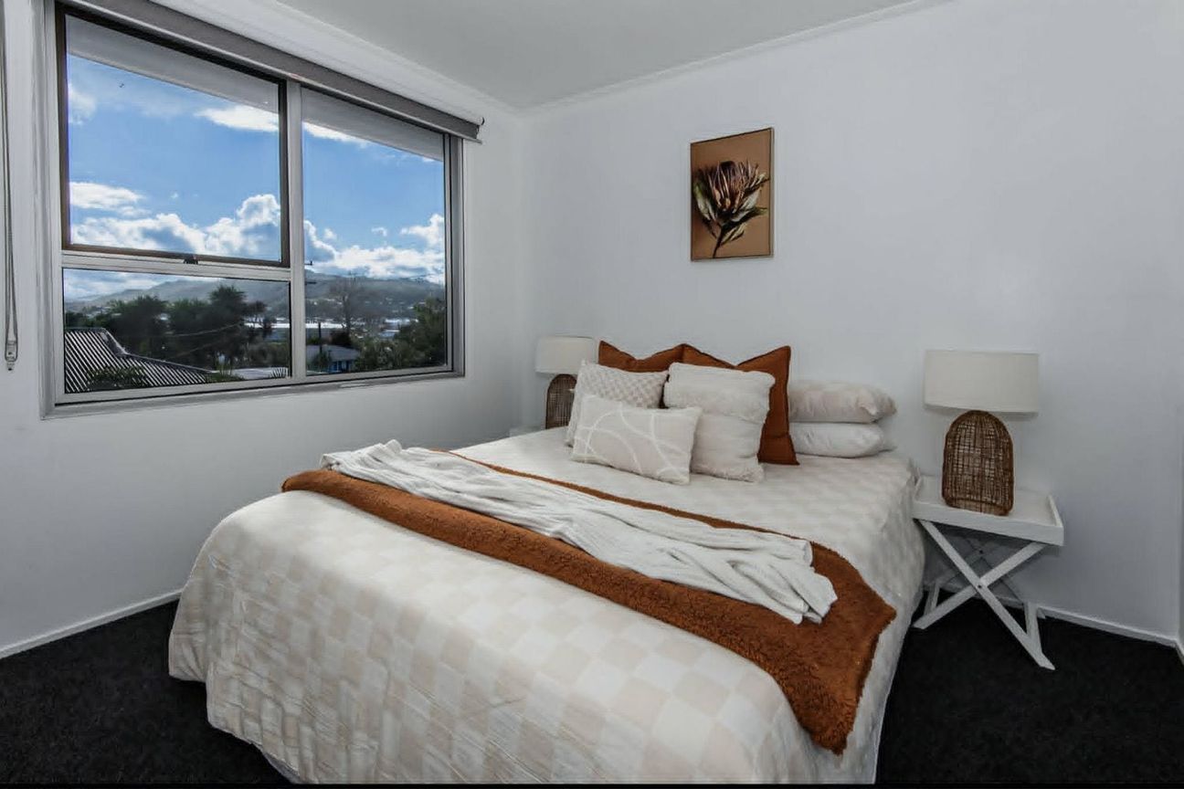 Sunny 3-Bedroom Family Home w~ Views & Large Deck - Fler