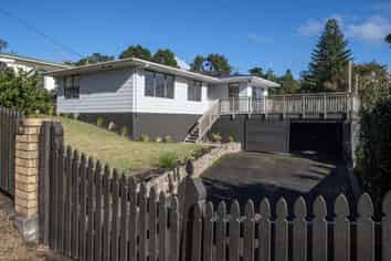 10 Raewyn Street, Morningside
