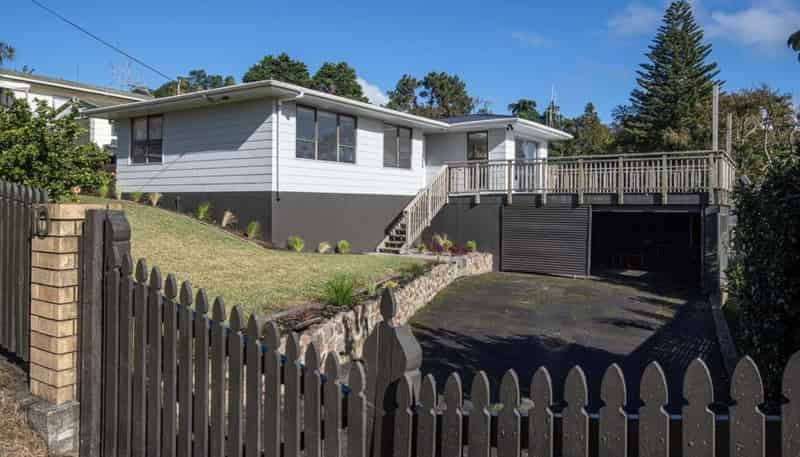 10 Raewyn Street, Morningside