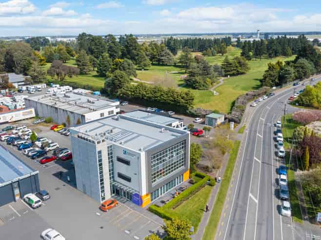 Substantial first floor office