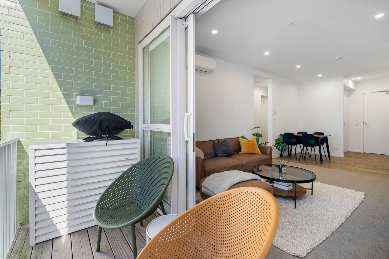 THREE-BEDROOM CORNER APARTMENT! - Vista 6